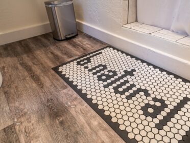 photo of a b.side motel+rv bathmat in one of the oregon coast motel rooms